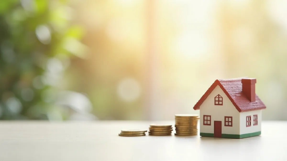 Persona comparando precios del certificado energético